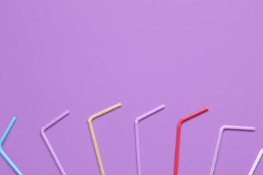 Mor arkaplanda farklı plastik pipetler