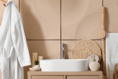 Banyo aksesuarlı lavabo lavabosu banyodaki masada.