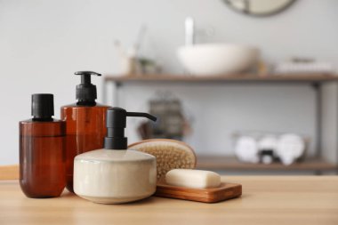 Sabun makinesi, bar ve banyo aksesuarları banyodaki ahşap masa, yakın plan.