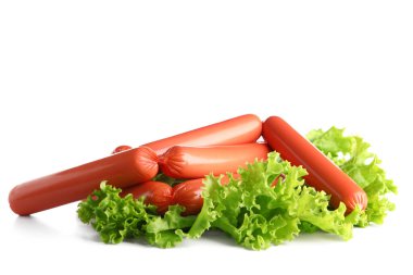 Beyaz arka planda marullu lezzetli ince sosisler.