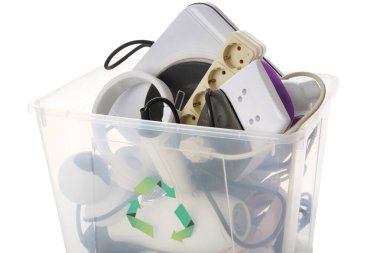 Beyaz arka planda farklı ev aletleri olan geri dönüşüm kutusu