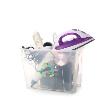 Beyaz arka planda farklı ev aletleri olan geri dönüşüm kutusu