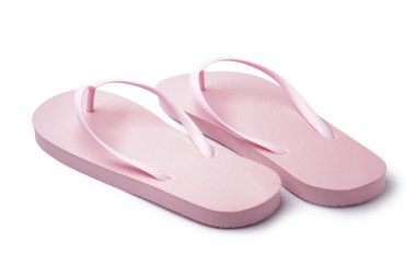 Beyaz arka planda bir çift şık pembe parmak arası terlik