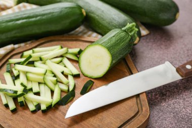 Taze yeşil kabak ve mor arka planda dilimler.