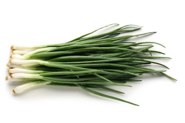 Beyaz arkaplanda taze yeşil soğan