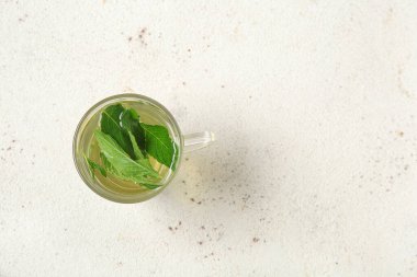 Grunge Light arka planında bir fincan taze nane çayı.