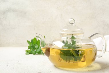 Çaydanlık taze nane çayı grunge beyaz masa üzerinde