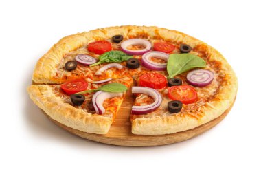 Beyaz arka planda fesleğenli ve domatesli lezzetli pizza.