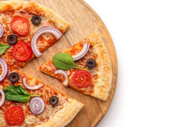 Beyaz arka planda fesleğenli ve domatesli lezzetli pizza.