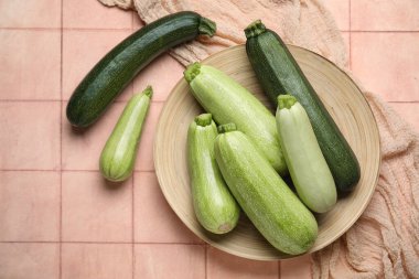 Bej kaplama üzerinde taze kabak tabağı