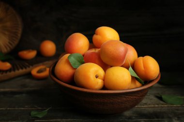 Ahşap masa üzerinde taze kayısı ile kase