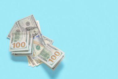 Renk arkaplanı üzerine dolar banknotları