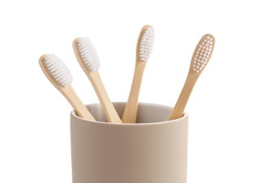 Bambu diş fırçaları beyaz arkaplanda, yakın plan