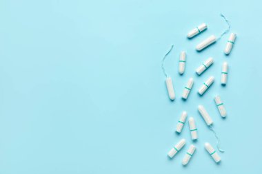 Mavi arka planda adet tamponları