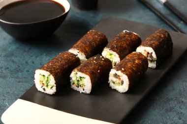 Esmer arka planda lezzetli maki sarmaları.