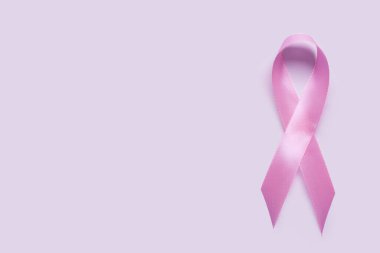 Leylak arka planında pembe farkındalık kurdelesi. Göğüs kanseri kavramı