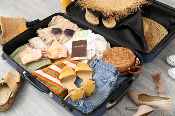 Giysiler, plaj aksesuarları, pasaport ve yerde biletler. Seyahat kavramı