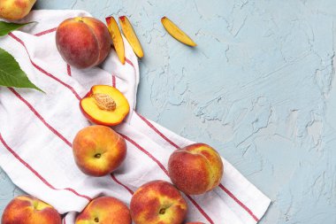 Mavi arka planda bir sürü tatlı şeftali