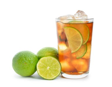 Beyaz arka planda soğuk Küba kokteyli izole edilmiş.