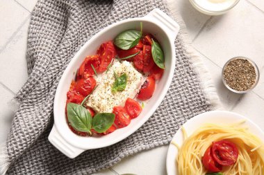 Lezzetli domatesli fırın tabağı, beyaz fayanslı makarna.