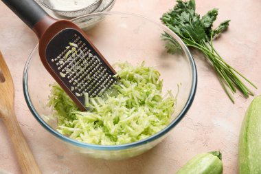 Hafif arka planda börek hazırlamak için rendelenmiş kabak ile kase