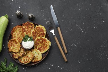 Arkaplanda lezzetli kabaklı börek tabağı.