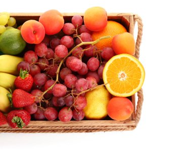 Beyaz arka planda farklı taze meyveler olan tahta kutu.