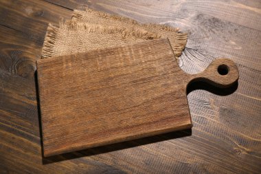 Ahşap arka planda yeni kesim tahtası