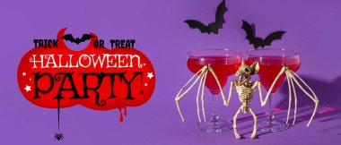 Cadılar Bayramı afişi, lezzetli kokteyller ve mor arka planda yarasa iskeleti.