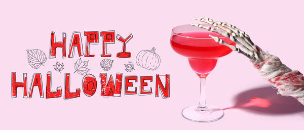 Баннер на Хэллоуин с вкусным коктейлем и скелетом руки на розовом фоне