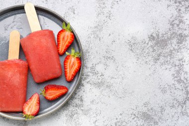 Gri grunge arka planda çilekli dondurma ve taze böğürtlen.