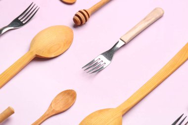 Ahşap mutfak aletleri eflatun arka planda