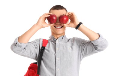 Beyaz arka planda elmalı erkek öğrenci