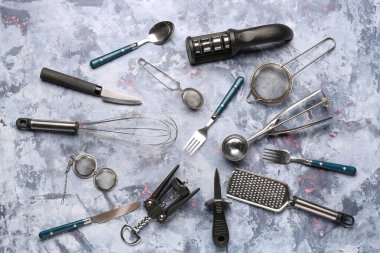 Mavi arka planda farklı mutfak aletleri