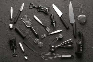 Siyah arkaplanda farklı mutfak aletleri