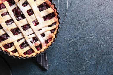 Koyu arkaplanda vişneli turta ile pişirme