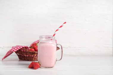 Masada bir kavanoz lezzetli çilekli smoothie var.