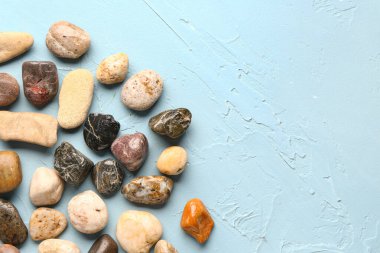 Mavi arka planda birçok çakıl taşı