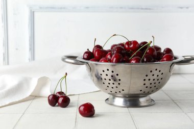 Beyaz kirazlı Colander.