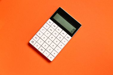 Turuncu arkaplanda modern hesap makinesi