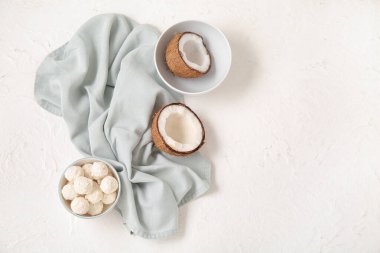 Beyaz çikolatalı kase ve hindistan cevizli masa.