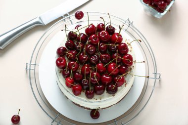 Beyaz arka planda lezzetli vişneli pasta ızgarası