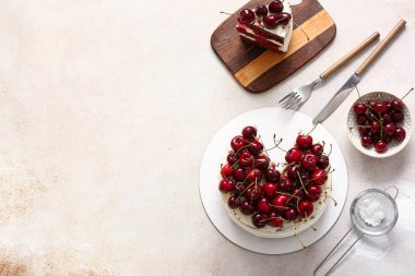 Açık arkaplanda vişneli pasta