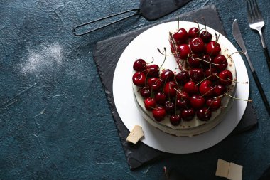 Mavi arka planda lezzetli vişneli pasta tahtası