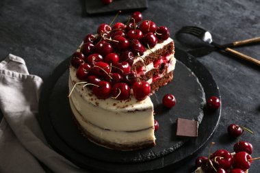 Siyah masada lezzetli vişneli pasta.