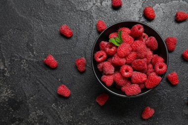 Koyu arkaplanda taze ahududu kabı, yakın plan.