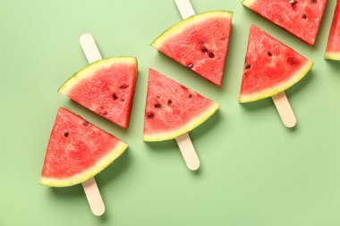 Yeşil arka planda tatlı karpuz çubukları