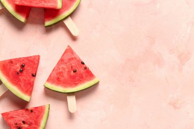 Pembe arka planda tatlı karpuz çubukları