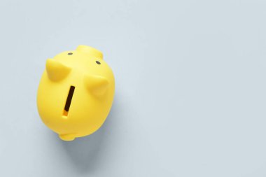 Kumbara gri arka plan üzerinde