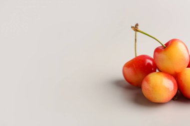 Gri arkaplanda tatlı sarı kirazlar